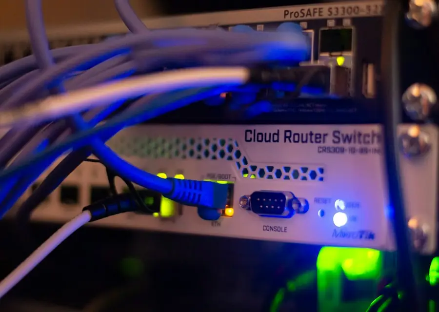 ケーブルが接続されたネットワーク機器