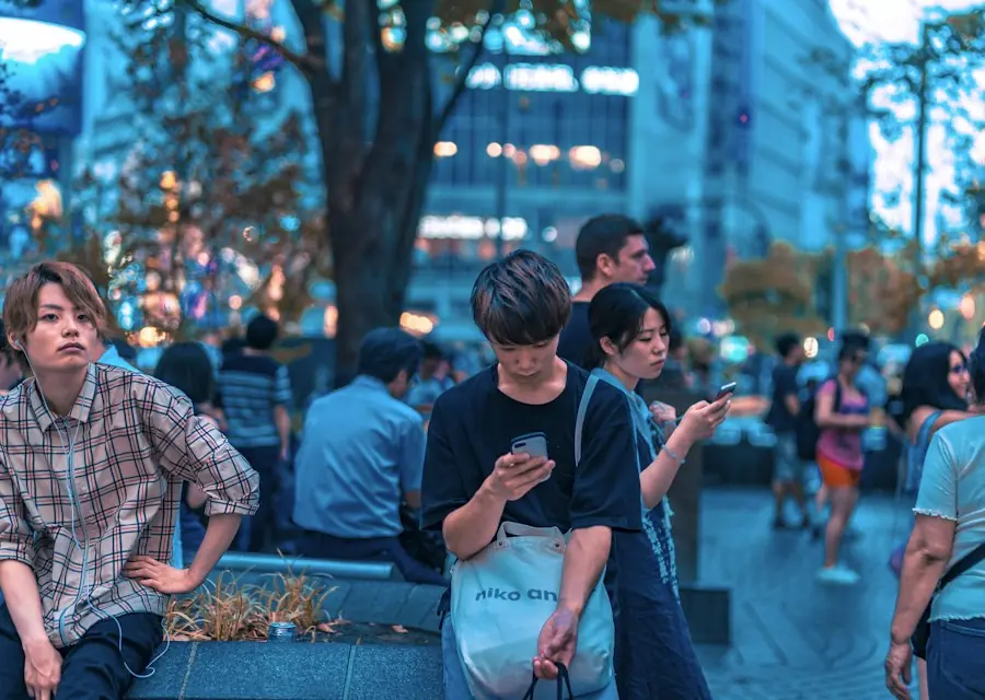 街なかでスマートフォンを使う人たち