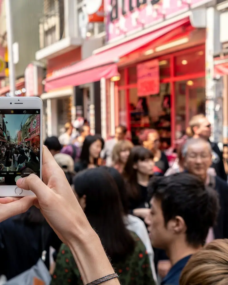 スマートフォンで街を撮影する手元