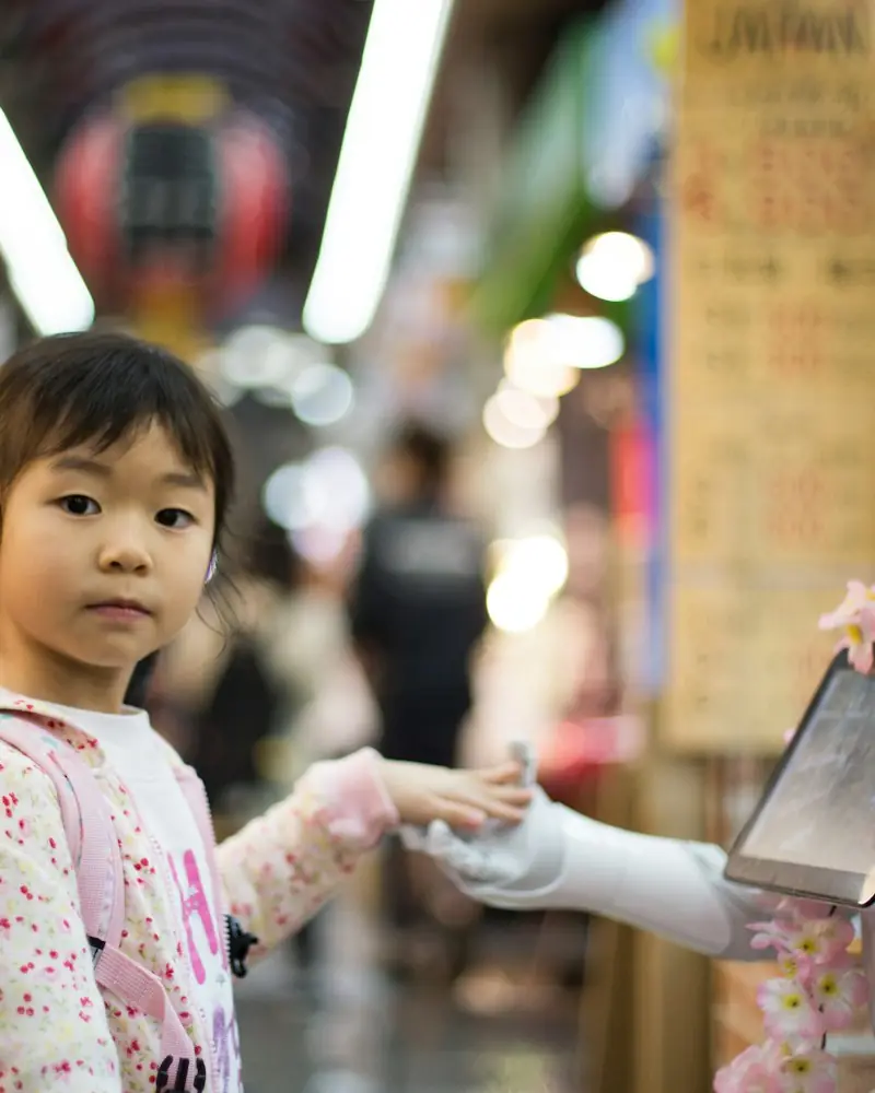 ロボットに手を伸ばす子ども